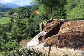 Công trình của dân xây dựng bên lưu vực suối Nậm Mức (Điện Biên) bị dừng thi công do sự cố sạt lở. (Ảnh: Xuân Tiến/TTXVN) 