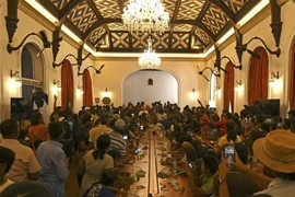 Người biểu tình tập trung bên trong Phủ Tổng thống ở Colombo, Sri Lanka ngày 10/7/2022. (Ảnh: AFP/TTXVN) 
