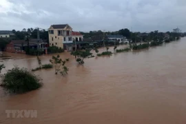 Nước sông Hiếu dâng cao, gây ngập lụt nhà dân và đường giao thông ở phường Đông Thanh, thành phố Đông Hà. (Ảnh: Hồ Cầu/TTXVN) 