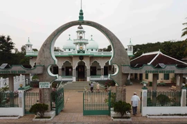 Đến thăm Thánh đường Hồi giáo Mubarak nằm bên bờ sông Hậu