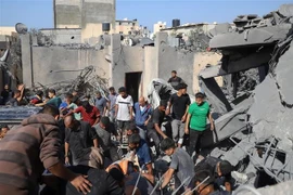 Tìm kiếm người bị mắc kẹt dưới những đống đổ nát sau vụ không kích của Israel tại Khan Younis, Dải Gaza, ngày 3/11/2023. (Ảnh: THX/TTXVN)
