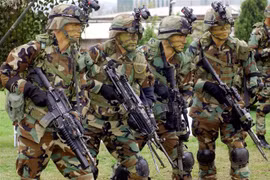 Binh sỹ thuộc lực lượng Mỹ tại Hàn Quốc (USFK) tại căn cứ quân sự Yongsan ở Seoul. (Ảnh: AFP/TTXVN) 