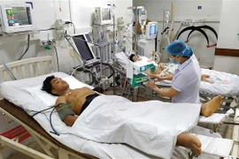 Nạn nhân Đinh Phạm Công, bị vùi lấp đa chấn thương đang được chăm sóc tại Khoa Hồi sức tích cực-Chống độc, Bệnh viện đa khoa tỉnh Quảng Nam. (Ảnh: Trần Lê Lâm/TTXVN) 