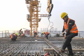 Công nhân làm việc tại công trường ở Trùng Khánh, Trung Quốc. (Ảnh: THX/TTXVN) 