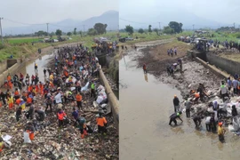 Hàng trăm người tham gia nhóm Pandawara đã dọn dẹp một khu vực ở Bandung, Tây Java vào ngày 26/7. (Nguồn: The Guardian)