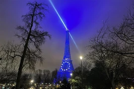 Tháp Eiffel nổi bật với màu xanh kỳ diệu của lá cờ EU. (Ảnh: Thu Hà/TTXVN) 