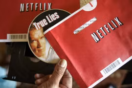 Trước đây, những phong bì màu đỏ, từ lâu đã trở thành hình ảnh đại diện cho Netflix, xuất hiện khắp mọi nhà và phòng ký túc xá sinh viên trên khắp nước Mỹ. (Nguồn: AP)