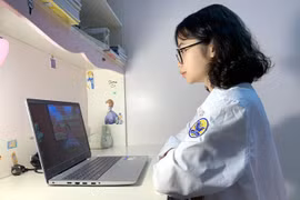 Học sinh Trường trung học phổ thông Vĩnh Yên học trực tuyến. (Nguồn: vinhphuc.gov.vn) 