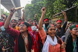 Biểu tình phản đối Chính phủ tại thủ đô Dhaka, Bangladesh ngày 4/8/2024. (Ảnh: Getty Images/TTXVN)