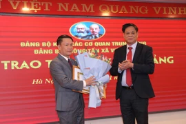 Tổng Giám đốc TTXVN Nguyễn Đức Lợi nhận Huy hiệu 30 năm tuổi Đảng