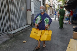 Mỗi suất quà bao gồm lương thực và nhu yếu phẩm thiết yếu đang được gấp rút trao đến tận tay người dân Thành phố Hồ Chí Minh. (Nguồn: Vietnam+) 