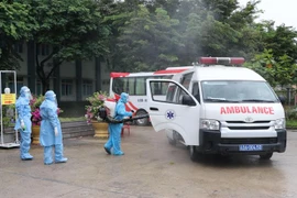 Công tác khử khuẩn được thực hiện nghiêm ngặt đối với tất cả các phương tiện đi ra và đi vào khu vực. (Ảnh: Quốc Dũng/TTXVN)