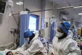 Điều trị cho bệnh nhân nhiễm COVID-19 tại Tehran, Iran. (Ảnh: IRNA/TTXVN) 