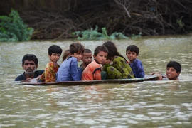 Người dân sơ tán khỏi vùng ngập lụt tại tỉnh Balochistan, Pakistan ngày 26/8/2022. (Ảnh: AFP/TTXVN)