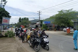 Các huyện có người về sẽ bố trí xe y tế hỗ trợ miễn phí việc chở người dân và đi theo mỗi xe có các tình nguyện viên, nhân viên y tế. (Ảnh: TTXVN phát) 