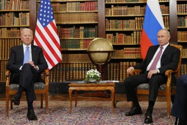 Tổng thống Mỹ Joe Biden (trái) và Tổng thống Nga Vladimir Putin (phải) tại cuộc gặp ở Geneva, Thụy Sĩ, ngày 16/6/2021. (Ảnh: AFP/TTXVN) 