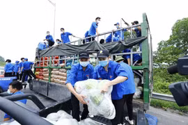 Đoàn viên thanh niên vận chuyển nông sản do Tỉnh đoàn Lào Cai gửi tặng Thành đoàn Hà Nội. Số hàng này được Thành đoàn, Hội Liên hiệp Thanh niên Việt Nam thành phố Hà Nội gửi tặng một phần đến một số quận, huyện đang có điểm nóng về COVID-19. (Ảnh: Minh Đứ