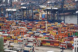 Container hàng hóa được xếp tại cảng ở Thâm Quyến, tỉnh Quảng Đông, Trung Quốc, ngày 22/6. (Ảnh: AFP/TTXVN) 