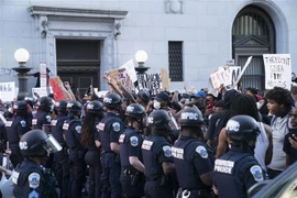 Cảnh sát được triển khai nhằm ngăn người biểu tình quá khích trong cuộc tuần hành phản đối tình trạng bạo lực của cảnh sát ở Minneapolis (Mỹ) khiến một người da màu thiệt mạng, tại Washington DC., ngày 1/6/2020. (Nguồn: THX/TTXVN) 