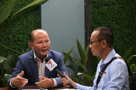 Thạc sỹ Uch Leang (trái), Phó Viện trưởng Viện Nghiên cứu Á-Phi và Trung Đông, Viện Quan hệ Quốc tế Campuchia thuộc RAC trả lời phỏng vấn phóng viên TTXVN tại Phnom Penh. (Ảnh: Hoàng Minh/TTXVN)