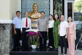 Chủ tịch Quốc hội Vương Đình Huệ với gia đình cố Chủ tịch Quốc hội Nguyễn Hữu Thọ. (Ảnh: Nhan Sáng/TTXVN)