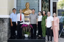 Chủ tịch Quốc hội Vương Đình Huệ với gia đình cố Chủ tịch Quốc hội Nguyễn Hữu Thọ. (Ảnh: Nhan Sáng/TTXVN)
