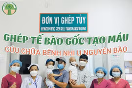 Niềm vui và hạnh phúc của đội ngũ bác sỹ, điều dưỡng khoa của gia đình các bé bệnh nhi sau khi kết thúc quá trình ghép tế bào gốc vào tháng 9/2022 vừa qua. (Nguồn: Bệnh viện Nhi đồng 2)