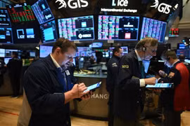 Hoạt động tại sàn giao dịch chứng khoán New York, Mỹ. (Ảnh: AFP/TTXVN)