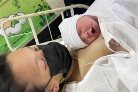 Bé gái Vinice Mabansag, công dân thứ 8 tỷ của thế giới, chào đời tại Manila, Philippines, ngày 15/11/2022. (Ảnh: GMA News/TTXVN) 