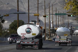 Xe chở xăng dầu gần nhà máy lọc dầu ở El Paso, Texas, Mỹ. (Ảnh: AFP/TTXVN) 