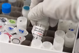 Nghiên cứu vaccine ngừa COVID-19 tại phòng thí nghiệm của Novavax ở Gaithersburg, bang Maryland, Mỹ. (Ảnh: AFP/TTXVN) 