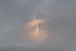 Tên lửa đẩy Falcon 9 của SpaceX mang theo tàu vũ trụ Dragon chở phi hành đoàn tham gia sứ mệnh Axiom Mission 3 rời bệ phóng tại Trung tâm Vũ trụ Kennedy ở Cape Canaveral, Florida, Mỹ, ngày 18/1/2024. (Ảnh: AFP/TTXVN)