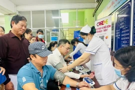 Người dân được đội ngũ y bác sỹ kiểm tra sức khỏe, đánh giá các nguy cơ liên quan đến bệnh tim mạch và thận. (Nguồn: Hội Thầy thuốc trẻ Việt Nam)
