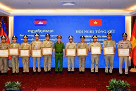Thừa ủy quyền của Bộ trưởng Bộ Công an, Trung tướng Nguyễn Văn Viện trao Bằng khen tặng các tập thể, cá nhân của Bộ Nội vụ Vương quốc Campuchia. (Ảnh: Thành Chung/TTXVN)
