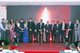 Các đại biểu thực hiện nghi lễ đốt nến truyền thống của Ấn Độ để khai mạc Lễ hội “Xin chào Việt Nam” lần thứ 3 năm 2024. (Ảnh: Xuân Khu/TTXVN)