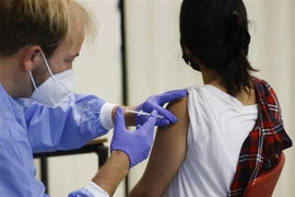 Nhân viên y tế tiêm vaccine phòng COVID-19 cho người dân tại Berlin, Đức. (Ảnh: AFP/TTXVN) 