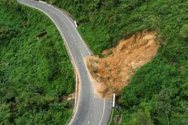 Các điểm sạt lở phía địa phận Đà Nẵng nhìn từ trên cao. (Ảnh: Văn Dũng/TTXVN) 