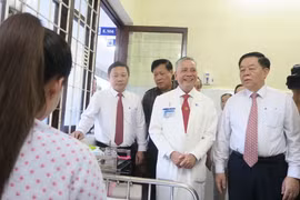 Trưởng Ban Tuyên giáo Trung ương Nguyễn Trọng Nghĩa thăm bệnh nhân đang điều trị tại Bệnh viện Từ Dũ. (Ảnh: Đinh Hằng/TTXVN)