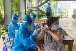 Tiêm vaccine ngừa COVID-19 cho người dân. (Ảnh: Thanh Vũ/TTXVN) 