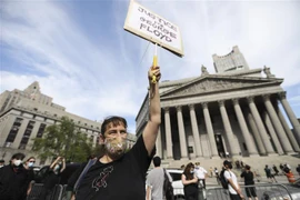 Người biểu tình tuần hành trên quảng trường Foley, Hạ Manhattan, New York (Mỹ) ngày 29/5/2020, bày tỏ phẫn nộ trước cái chết của người da màu George Floyd. (Nguồn: THX/TTXVN) 