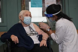 Tiêm vaccine ngừa COVID-19 cho người dân tại New York, Mỹ. (Ảnh: AFP/TTXVN) 