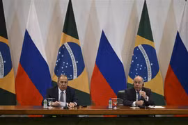 Ngoại trưởng Brazil Mauro Vieira (phải) và Ngoại trưởng Nga Sergei Lavrov (trái) tại cuộc họp báo chung ở Brasilia, Brazil, ngày 17/4/2023. (Ảnh: AFP/TTXVN)