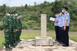 Gặp mặt trên biên giới giữa Đồn Biên phòng A Pa Chải (Bộ đội Biên phòng tỉnh Điện Biên) và Phân trạm Long Phú (Trạm kiểm soát nhập cảnh Biên phòng Mường Khang, Trung Quốc). (Nguồn: TTXVN phát) 