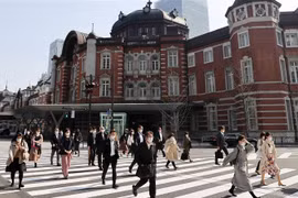Người dân di chuyển trên đường phố tại Tokyo, Nhật Bản ngày 8/4/2020. (Nguồn: AFP/TTXVN) 