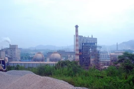 Một dây chuyền của Công ty Trách nhiệm hữu hạn Một thành viên Supe lân Apromaco Lào Cai đã bị ngừng sản xuất do vi phạm trong quy định trong xả khí thải. (Nguồn: laodong.vn) 