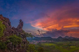 Tượng đá nàng Tô Thị bồng con chờ chồng ở Xứ Lạng. (Ảnh: TTXVN phát) 