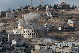 Khói bốc lên trong xung đột giữa binh sỹ Israel và người biểu tình Palestine ở thành phố Jenin, Bờ Tây ngày 19/6/2023. (Ảnh: THX/TTXVN)