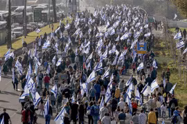 Người dân tham gia biểu tình phản đối kế hoạch cải cách tư pháp, tại Tel Aviv, Israel, ngày 20/2/2023. (Ảnh: AFP/TTXVN)