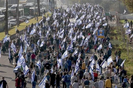 Người dân tham gia biểu tình phản đối kế hoạch cải cách tư pháp, tại Tel Aviv, Israel, ngày 20/2/2023. (Ảnh: AFP/TTXVN)