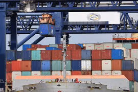 Container hàng hóa được bốc dỡ tại cảng ở Sydney, Australia. (Ảnh: AFP/TTXVN) 